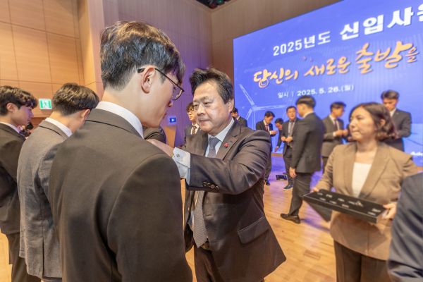 한국남동발전(사장 강기윤)은 26일 진주시 본사 대강당에서 신입사원 98명과 임직원들이 참석한 가운데 ‘2025년 신입사원 입사식’을 가졌다고 밝혔다.