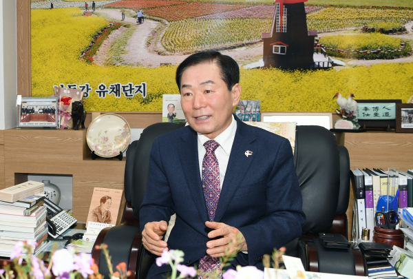 성낙인 창녕군수는 지역 현안 해결을 위해 국비 예산확보와 농촌 인력난 해소를 위한 본격적인 행보에 나서고 있다.