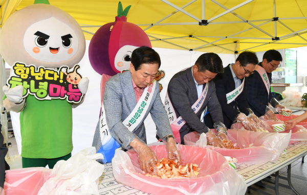 창녕군(군수 성낙인)은 과천시 경마공원 내 ‘바로마켓’에서 27일부터 28일까지 ‘우포따오기축제 in 과천바로마켓’ 특판전을 개최해 창녕의 대표 농산물인 양파와 마늘을 홍보·판매하며 큰 호응을 얻었다고 밝혔다.