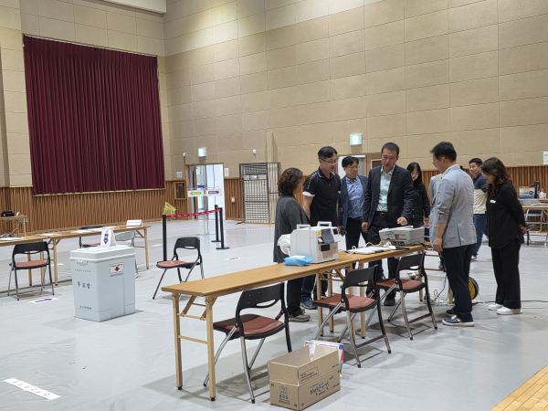 합천군(군수 김윤철)은 28일 ‘제21대 대통령선거 사전투표’가 진행될 관내 사전투표소(합천읍사전투표소, 율곡면사전투표소)에 대해 사전투표소 설치 현장 점검을 실시했다.