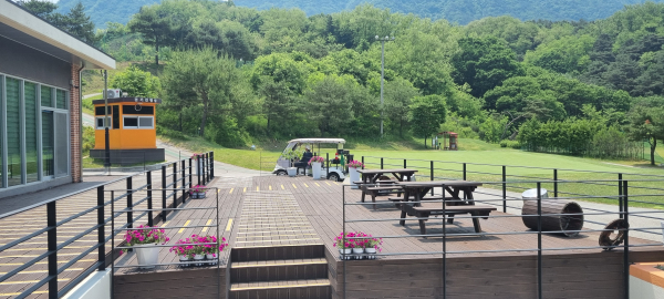 거창군이 직영하는 친환경 대중골프장 거창CC가 다가오는 여름 성수기를 앞두고 골프장 곳곳에 다채로운 꽃을 식재하고 환경을 정비하며 고객맞이에 나섰다.