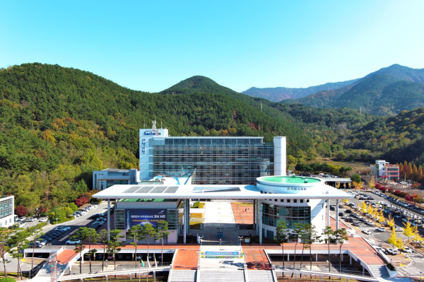 사천시(시장 박동식)는 최신 인공지능(AI) 기술을 본격적으로 행정업무에 접목하며, 미래형 스마트 행정 실현에 나선다고 30일 밝혔다.