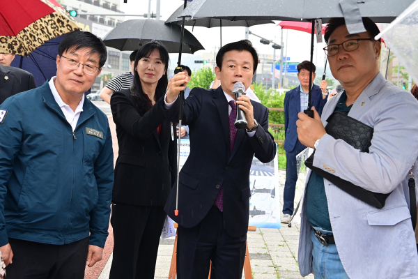 조규일 진주시장은 2일 ‘호탄동 방아교차로와 화물차 공영차고지 주변 교차로 개선사업’ 예정지를 찾아 현장을 점검하고 주민들에게 사업계획을 설명하는 시간을 가졌다.