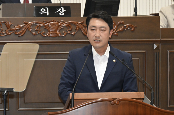 오경훈 진주시의원이 전례 없는 국내외 경기침체와 미 관세정책 여파 등 경제적 도전에 맞서 지역 상품 구매율을 높여야 한다고 2일 주장했다.