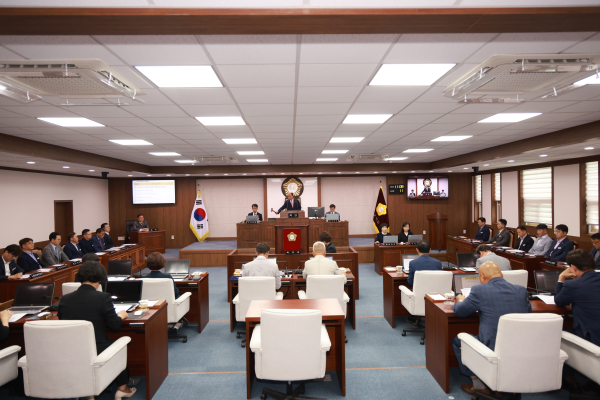 합천군의회(의장 정봉훈)는 2일 제290회 합천군의회 제1차 정례회 제1차 본회의를 개회하여 23일까지 22일간의 일정으로 회기를 운영한다.