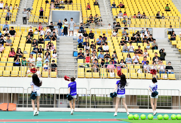 진주시민축구단이 지난 7일 진주종합경기장에서 열린 2025 K4리그 14라운드 연천FC와의 경기에서 3-0 완승을 거두며, 홈구장 복귀전을 화려하게 장식했다.