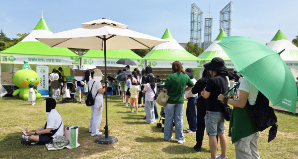 경상국립대학교(GNU·총장 권진회) 경상남도 환경보건센터(센터장 성주현 의학과 교수)는 지난 7일 창원 용지문화공원에서 ‘같이 할래? 환경교육, 같이 가자! 그린엑스포’라는 주제로 개최된 제17회 창원 그린엑스포 행사에서 홍보부스를 운영했다.