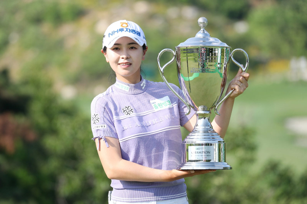 이가영 의령군 홍보대사가 한국여자프로골프(KLPGA) 투어 셀트리온 퀸즈 마스터즈에서 우승컵을 들어 올렸다.
