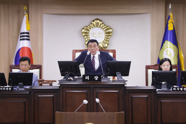 의령군의회(의장 김규찬)는 지난 10일부터 27일까지 18일간의 일정으로 ‘제293회 제1차 정례회’를 개회했다.