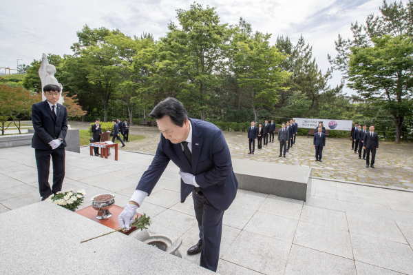 한국남동발전(사장 강기윤)은 12일 진주시 판문동 충혼탑에서 ‘6월 호국보훈의 달’을 맞아 순국선열과 호국영령을 기리는 추모 행사를 가졌다고 밝혔다.