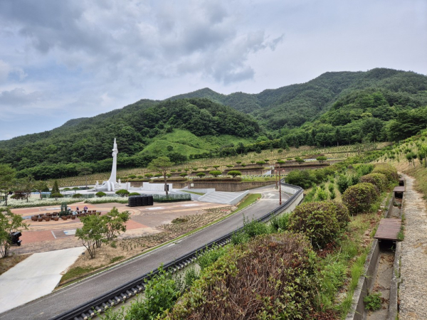 거창군은 6월 호국보훈의 달을 맞아 오는 16일 오후 2시 30분부터 5시까지, 거창사건추모공원에서 ‘거창사건 추모의 길 걷기 행사’를 개최한다.
