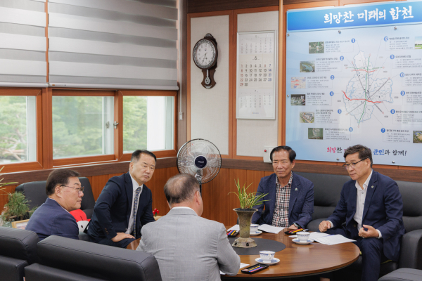 산청·함양·거창·합천 4개 군의 군수와 신성범 국회의원은 15일 합천군수실에서 모여 ‘제5차 경남서부 4개 군 행정협의회’를 개최했다.