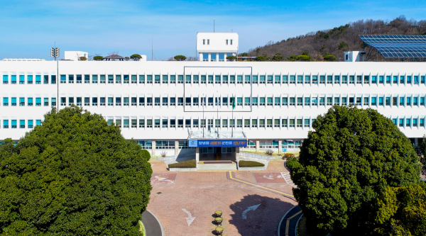 창녕군(군수 성낙인)은 여름철 폭염으로 인한 근로자 온열질환 예방과 안전한 작업환경 조성을 위해 지난 16일 관내 기업체 614개소를 대상으로 예방 서한문을 발송했다고 밝혔다.