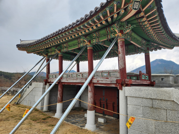 고성군(군수 이상근)은 도 지정 기념물 ‘소을비포진성’ 보수를 위한 긴급보수사업비를 확보하여 설계에 착수했다고 17일 밝혔다.