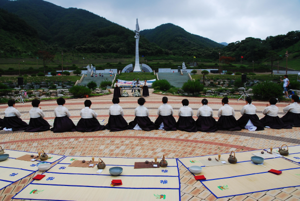 거창군은 한국전쟁 전후 민간인 희생자들을 추모하고, 한반도의 평화통일과 법 앞에 모든 이들이 평등한 인권의 지평을 넓히기 위한 '37회 거창평화인권예술제'가 오는 23일부터 28일까지 개최된다고 밝혔다.