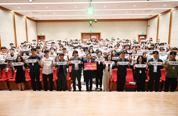창녕군은 지난 24일 창녕문화예술회관 소공연장에서 직원 160여 명이 참석한 가운데 ‘군수와 함께하는 청렴 토크콘서트’를 개최했다고 밝혔다.